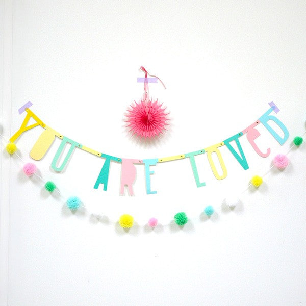 Guirnalda de letras en tonos pastel