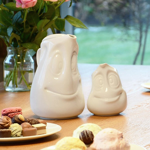 Small jug with a face - Tassen
