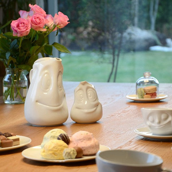 Small jug with a face - Tassen