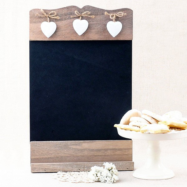 Pizarra con corazones blancos